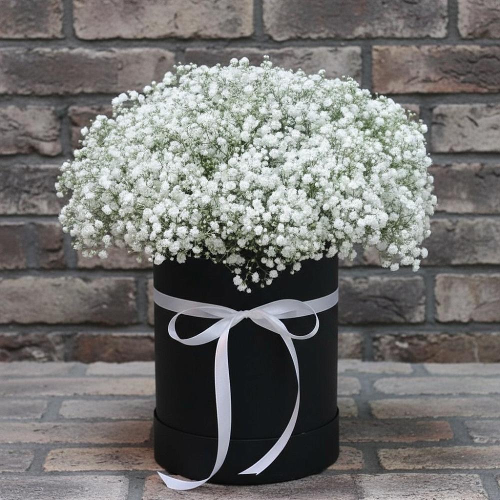 Цветочная композиция из Гипсофила в шляпной коробке в Зеленый Бор