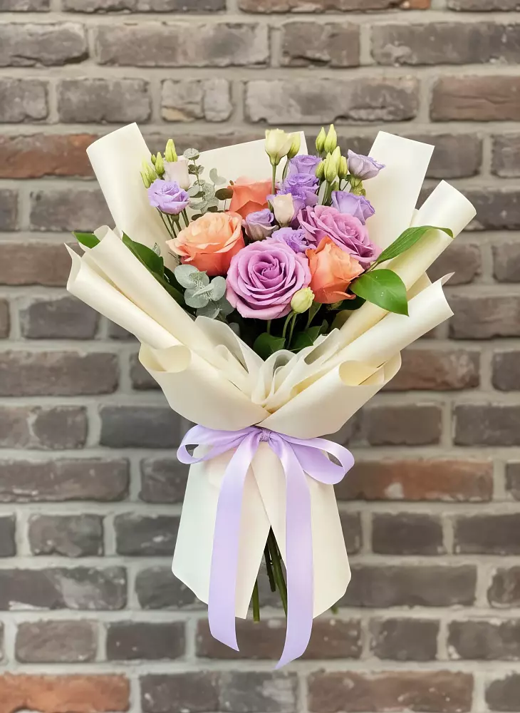 Букет цветов из: Лизиантусы и Розы в Зеленый Бор