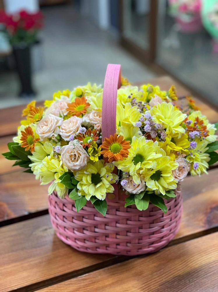 Цветочная композиция из Хризантемы и Розы в корзине в Зеленый Бор
