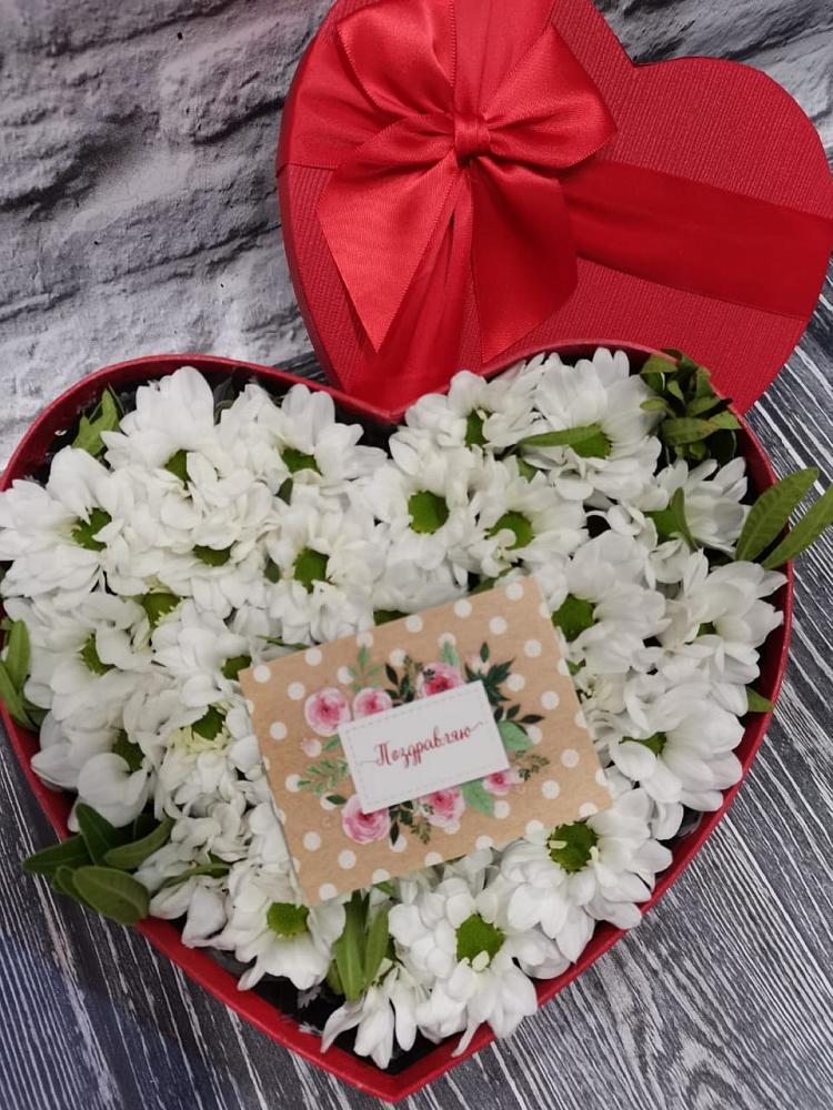 Цветочная композиция из Хризантемы в виде сердца в Зеленый Бор